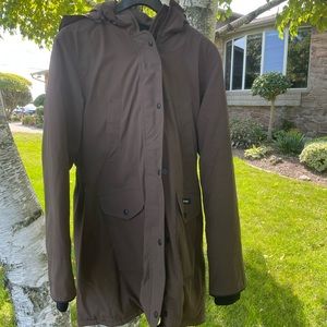 Brown Canada Goose parka in size women’s M. Hits mid-thigh on 5’10” person.